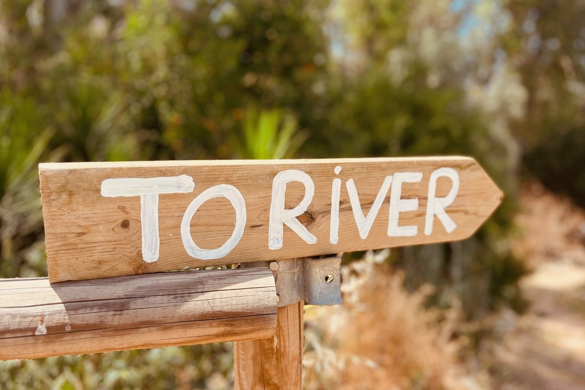 To the river sign at Finca W